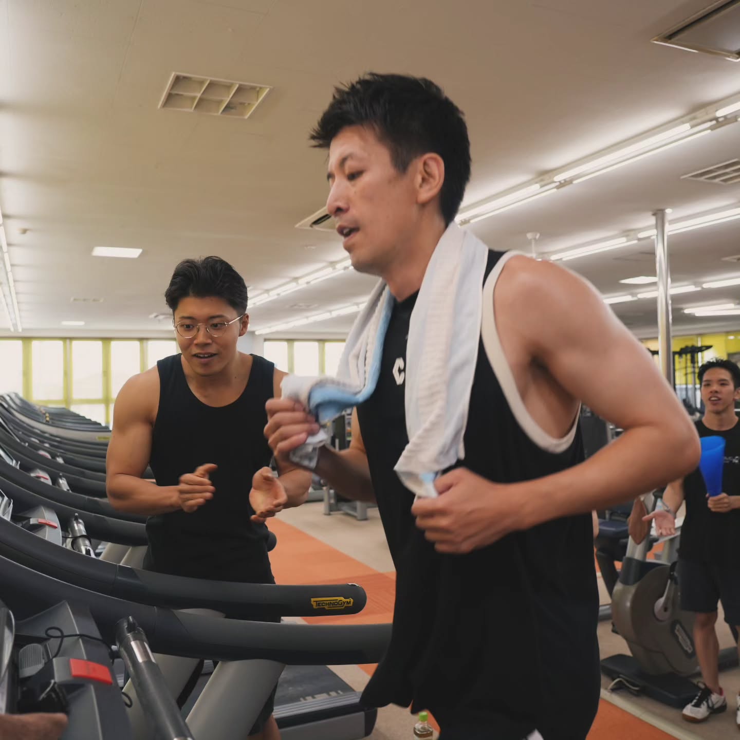 皆さんこんにちは！ホリデイスポーツクラブ名古屋鳴海です！⁡
⁡今日は先日行われたHOLIROX決勝戦のハイライト写真をお見せします👀⁡
44歳最年長にして果敢に走るその姿に僕も声が枯れるくらい本気で